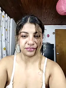 Snapshot of Zarah_Moon chatting on 12/16/25, 04:06 Zarah Moon online show from 12/16/25, 04:06