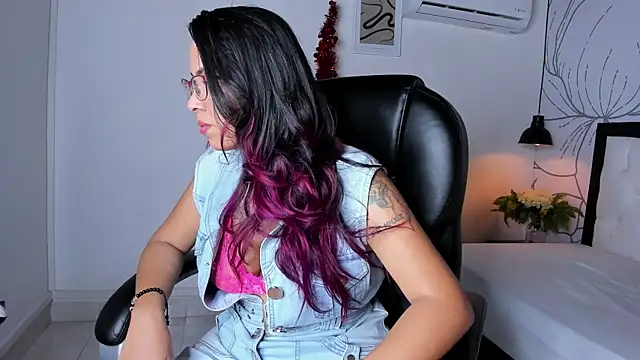 Snapshot of isa_valverde chatting on 12/18/25, 03:45 isa valverde online show from 12/18/25, 03:45