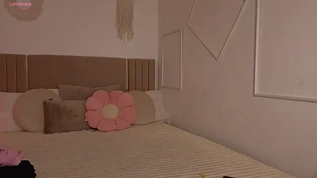 Snapshot of Sn0w__queen chatting on 02/25/26, 08:02 Sn0w queen online show from 02/25/26, 08:02