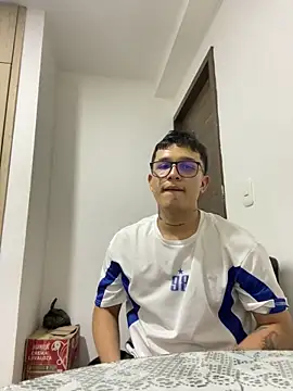 Snapshot of Andyhotsohw chatting on 12/16/25, 06:51 Andyhotsohw online show from 12/16/25, 06:51