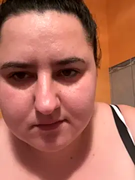 Snapshot of LOVE_LIEBE chatting on 12/17/25, 04:35 LOVE LIEBE online show from 12/17/25, 04:35