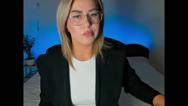 Snapshot of Roxi_Joy chatting on 01/15/26, 06:00 Roxi Joy online show from 01/15/26, 06:00