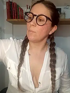 Snapshot of SofiEsteves chatting on 06/18/26, 05:28 SofiEsteves online show from 06/18/26, 05:28