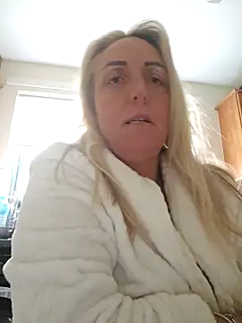 Snapshot of theblondecocklover chatting on 03/18/26, 07:44 theblondecocklover online show from 03/18/26, 07:44