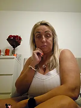 Snapshot of theblondecocklover chatting on 03/25/26, 06:52 theblondecocklover online show from 03/25/26, 06:52