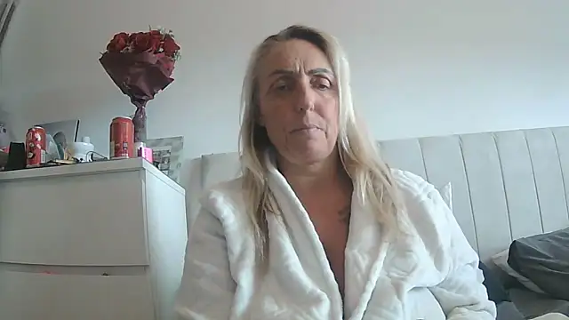 Snapshot of theblondecocklover chatting on 06/07/26, 04:44 theblondecocklover online show from 06/07/26, 04:44