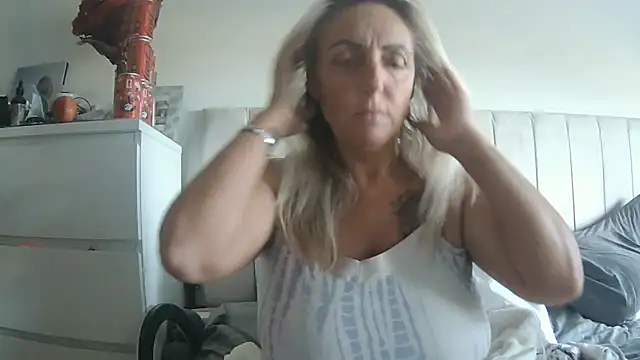 Snapshot of theblondecocklover chatting on 06/10/26, 04:56 theblondecocklover online show from 06/10/26, 04:56