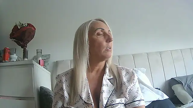 Snapshot of theblondecocklover chatting on 06/17/26, 07:04 theblondecocklover online show from 06/17/26, 07:04