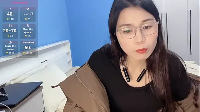 Snapshot of Emma-mimi chatting on 12/17/25, 12:44 Emma-mimi online show from 12/17/25, 12:44