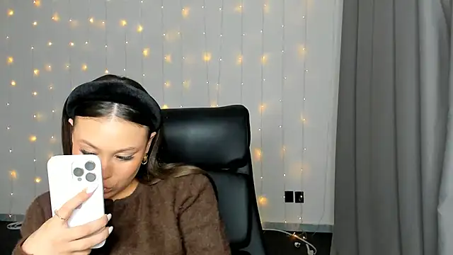 Snapshot of ArnitaAsma chatting on 12/18/25, 03:51 ArnitaAsma online show from 12/18/25, 03:51