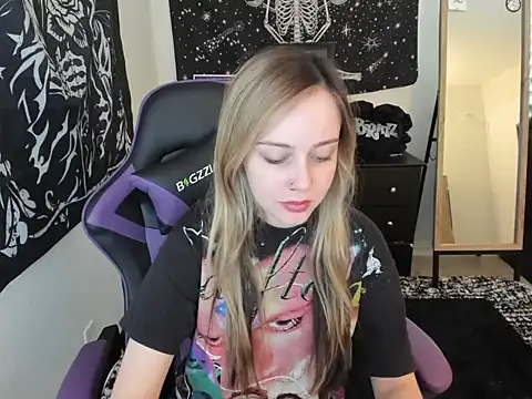 Snapshot of luna_lovelyyy chatting on 12/17/25, 06:14 luna lovelyyy online show from 12/17/25, 06:14