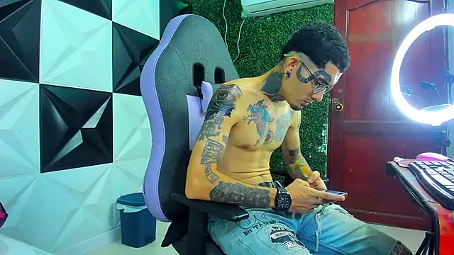 Boy tatto77 online show from 05/24/26, 11:37