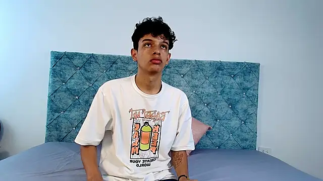 Snapshot of maxfrost_1 chatting on 12/19/25, 07:10 maxfrost 1 online show from 12/19/25, 07:10