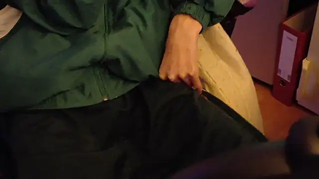 Snapshot of Gay-Versaut chatting on 12/22/25, 08:06 Gay-Versaut online show from 12/22/25, 08:06