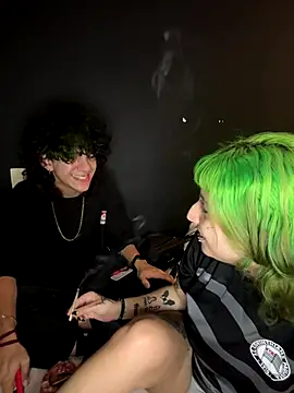 Snapshot of CrejinhaGotica chatting on 12/22/25, 01:35 CrejinhaGotica online show from 12/22/25, 01:35