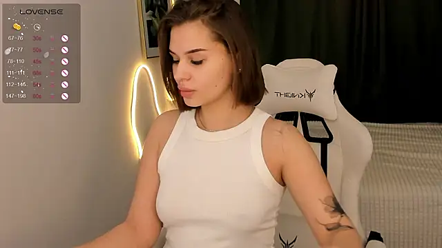 Snapshot of annie_kits chatting on 02/15/26, 11:12 annie kits online show from 02/15/26, 11:12