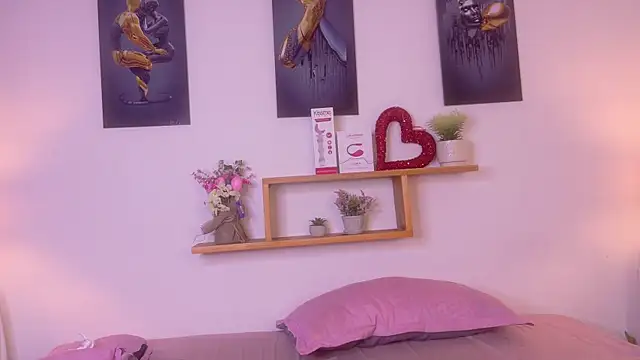 Snapshot of nairagold_ chatting on 06/25/26, 12:32 nairagold online show from 06/25/26, 12:32