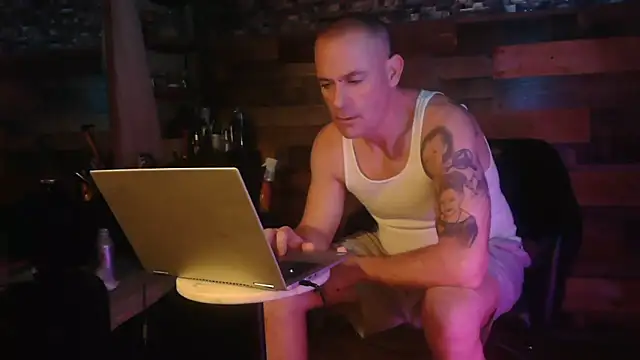 Snapshot of MISTERANDDEMI chatting on 12/20/25, 12:45 MISTERANDDEMI online show from 12/20/25, 12:45