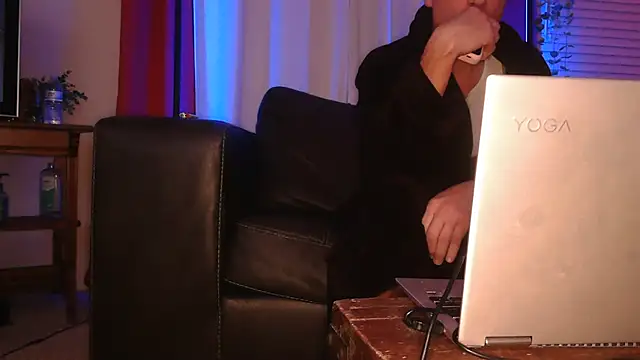 Snapshot of MISTERANDDEMI chatting on 12/23/25, 03:59 MISTERANDDEMI online show from 12/23/25, 03:59