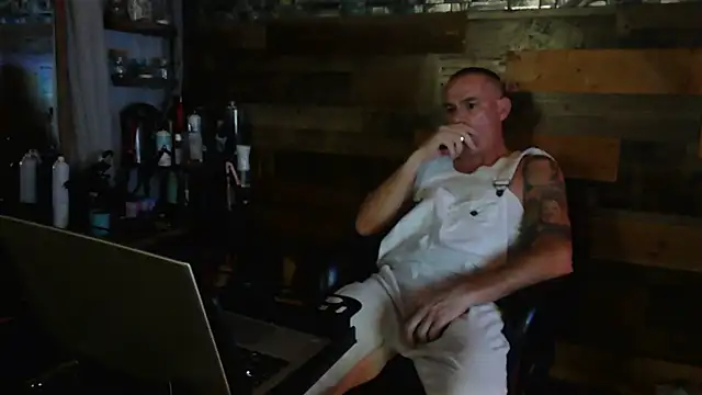 Snapshot of MISTERANDDEMI chatting on 02/15/26, 10:39 MISTERANDDEMI online show from 02/15/26, 10:39