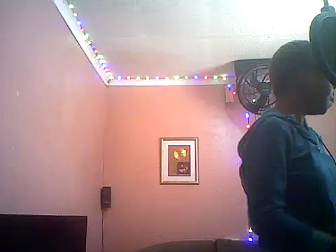 Snapshot of QUEENSasha27 chatting on 12/22/25, 09:28 QUEENSasha27 online show from 12/22/25, 09:28