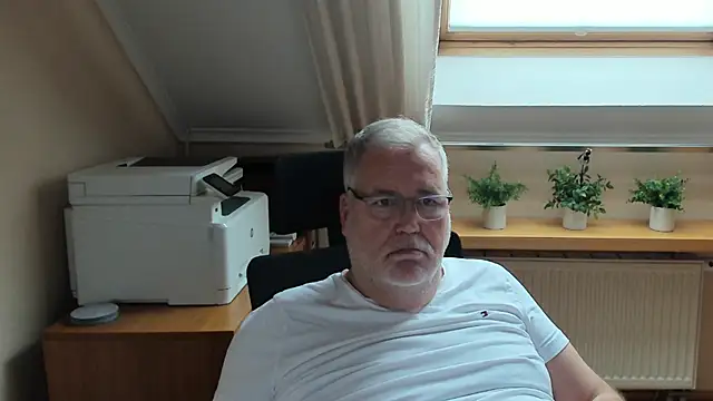 Snapshot of gentlecamsub chatting on 12/21/25, 12:45 gentlecamsub online show from 12/21/25, 12:45