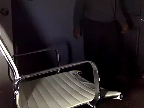 Snapshot of Cantgetenough0069 chatting on 12/21/25, 11:34 Cantgetenough0069 online show from 12/21/25, 11:34