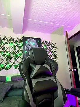 Snapshot of Violette-18 chatting on 12/19/25, 12:50 Violette-18 online show from 12/19/25, 12:50