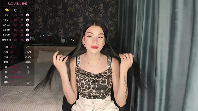 Snapshot of E_vaa chatting on 12/19/25, 03:08 E vaa online show from 12/19/25, 03:08