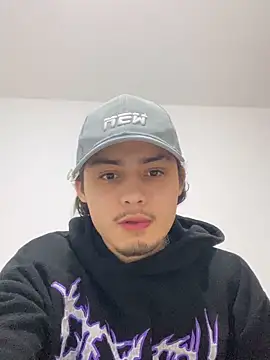 Snapshot of Tyron_1228 chatting on 12/20/25, 06:42 Tyron 1228 online show from 12/20/25, 06:42