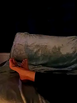 Snapshot of Love-Feet-25 chatting on 12/19/25, 08:16 Love-Feet-25 online show from 12/19/25, 08:16