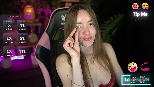 Snapshot of Velouraa chatting on 12/21/25, 03:08 Velouraa online show from 12/21/25, 03:08