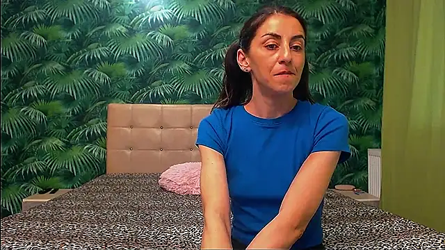 Snapshot of Stella_John chatting on 01/08/25, 08:27 Stella John online show from 01/08/25, 08:27