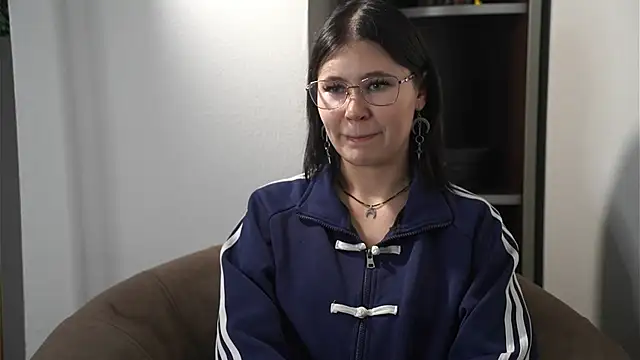 Snapshot of TienBobe chatting on 12/21/25, 11:28 TienBobe online show from 12/21/25, 11:28