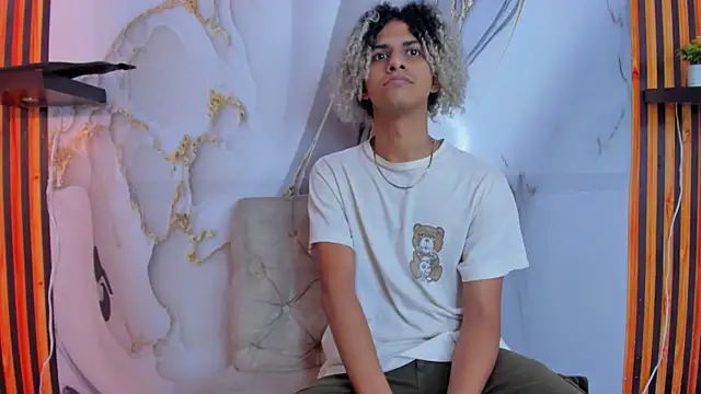 Snapshot of Victor_LatinBoy chatting on 12/20/25, 06:48 Victor LatinBoy online show from 12/20/25, 06:48