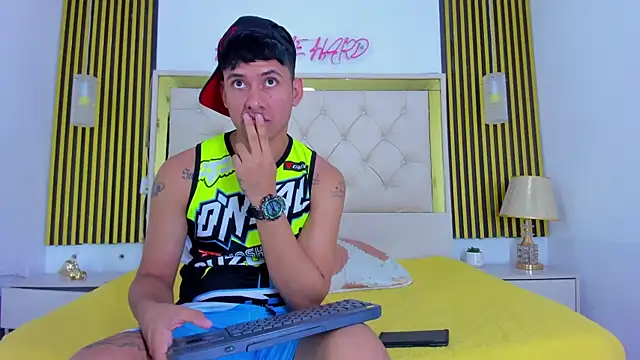 Snapshot of Sweet_kevin1 chatting on 12/20/25, 03:57 Sweet kevin1 online show from 12/20/25, 03:57