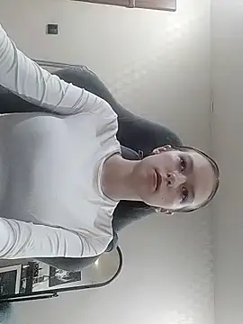 Snapshot of Yzi chatting on 12/22/25, 08:33 Yzi online show from 12/22/25, 08:33