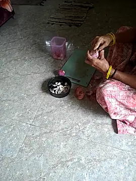 Snapshot of Tamilwifelove chatting on 12/22/25, 05:48 Tamilwifelove online show from 12/22/25, 05:48