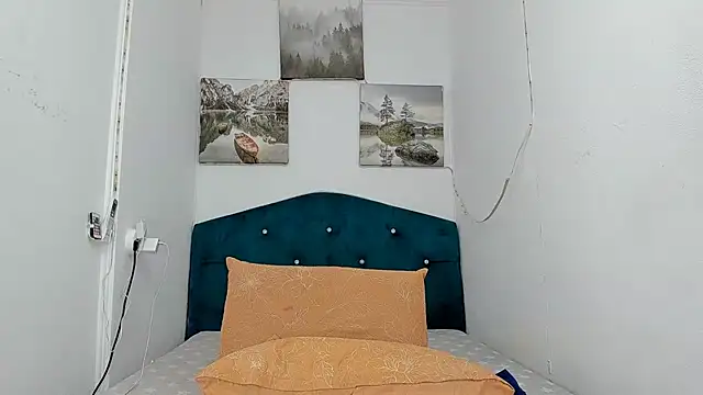 Snapshot of RedAssHottie chatting on 02/19/25, 07:06 RedAssHottie online show from 02/19/25, 07:06