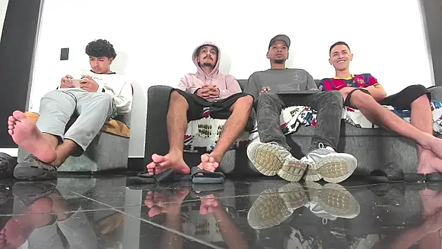 Snapshot of colombian_alphas chatting on 12/21/25, 04:30 colombian alphas online show from 12/21/25, 04:30