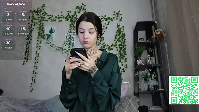 Snapshot of LeonaHinnes chatting on 02/12/26, 02:28 LeonaHinnes online show from 02/12/26, 02:28