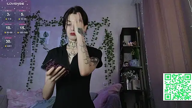 Snapshot of LeonaHinnes chatting on 02/19/26, 11:28 LeonaHinnes online show from 02/19/26, 11:28