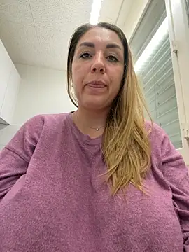 Snapshot of Vaannessaa chatting on 12/21/25, 08:27 Vaannessaa online show from 12/21/25, 08:27