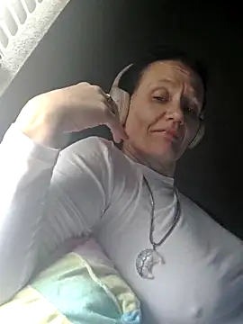 CrownedCuppa online show from 04/15/26, 07:32