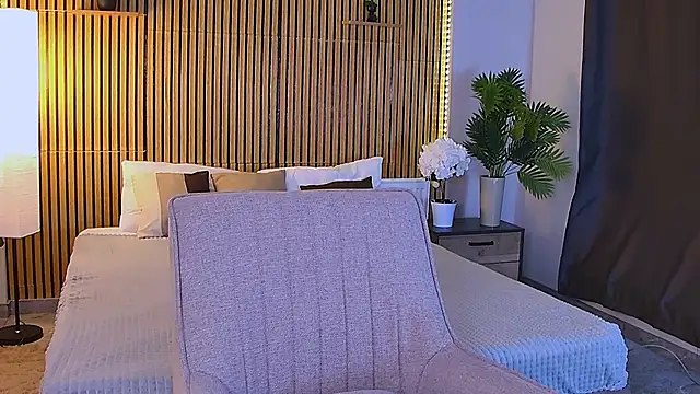 EmeraldGlow online show from 04/18/26, 07:07