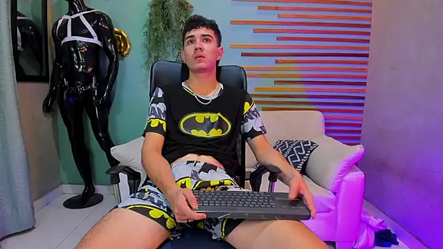 Snapshot of alejo_gray_ chatting on 12/22/25, 02:36 alejo gray online show from 12/22/25, 02:36