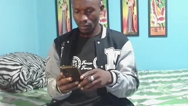 Snapshot of miltonjjakee chatting on 12/23/25, 02:31 miltonjjakee online show from 12/23/25, 02:31