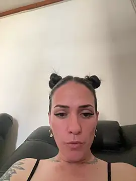 Snapshot of donatella07 chatting on 01/13/26, 06:02 donatella07 online show from 01/13/26, 06:02