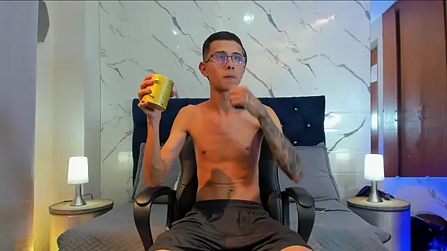 Snapshot of asher_lux chatting on 02/20/26, 08:31 asher lux online show from 02/20/26, 08:31