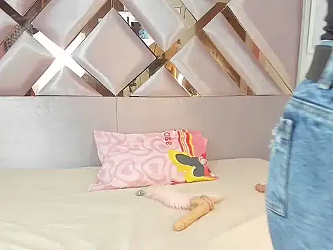 MiaKleinX online show from 03/21/26, 08:12